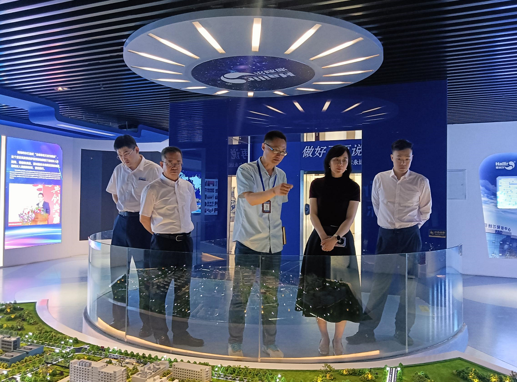 光大银行访问团一行到海利尔参观洽谈  