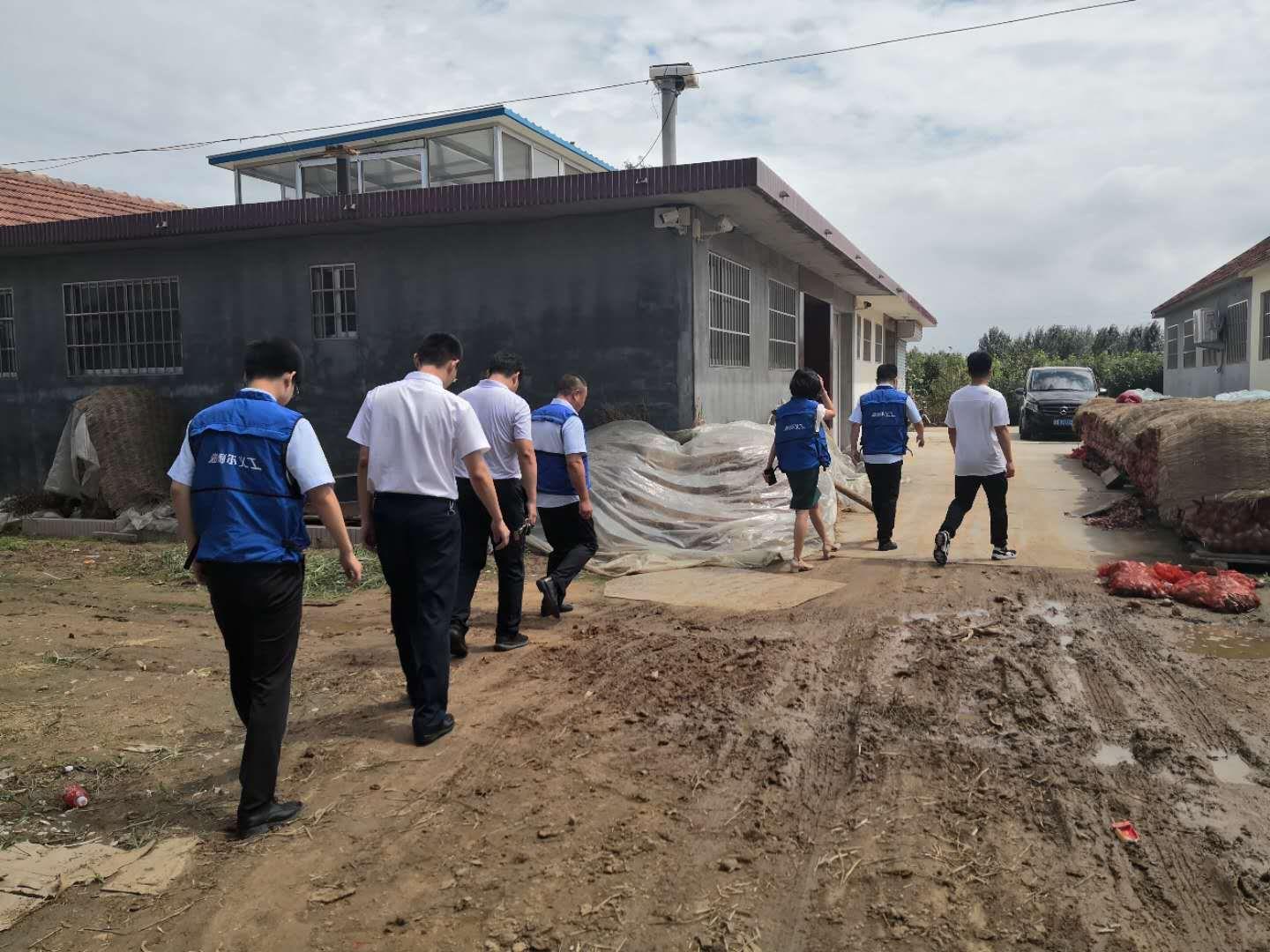 Take care of families in need,help poor students Spray volunteers come to Laixi to carry out the activities of supporting agriculture and aiding students